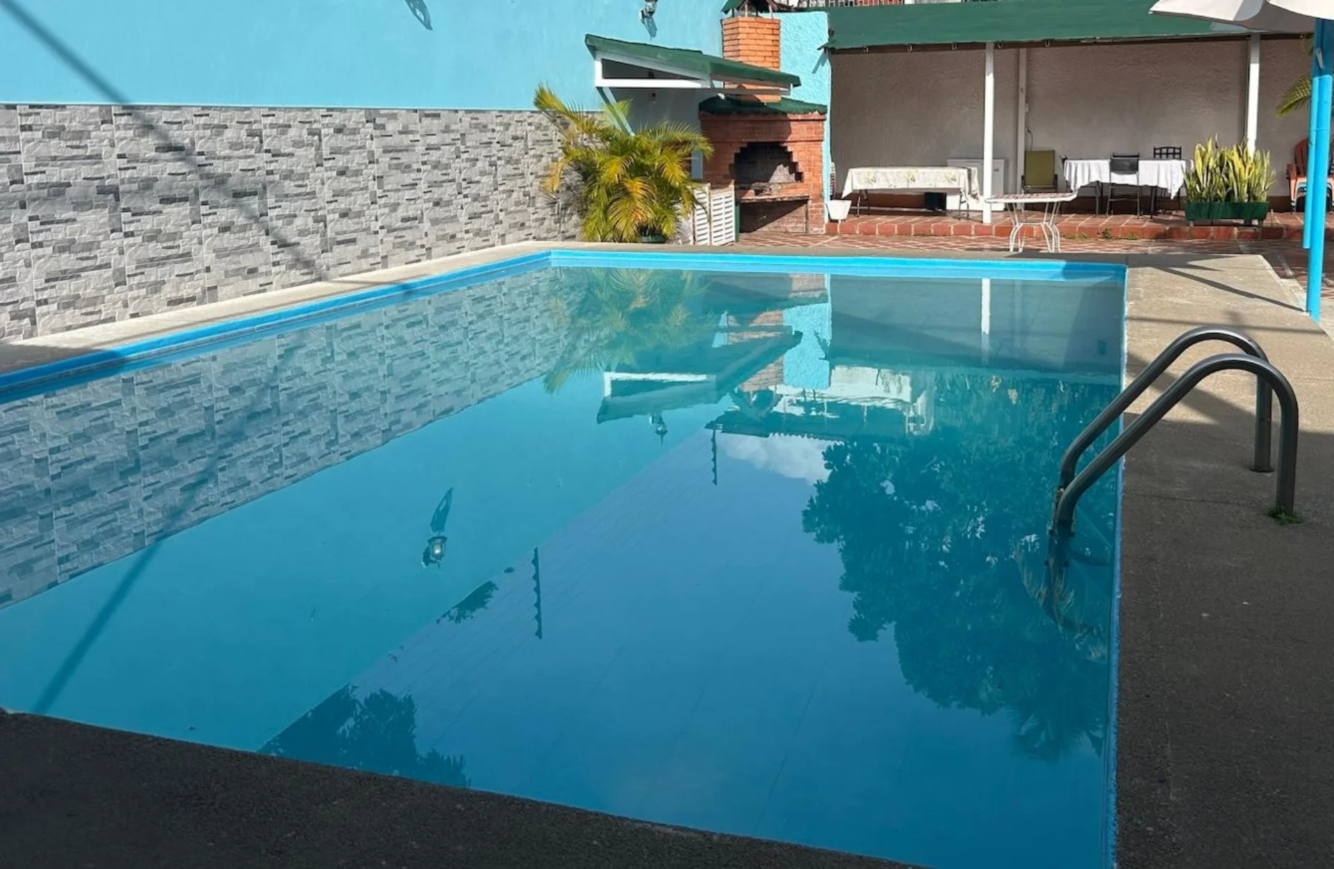 Alquiler piscina privada eventos Maracay El Toro - Vista frontal piscina Jardin Secreto